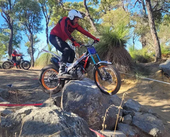 Pathfinders rider crossing a natural rock obstacle
